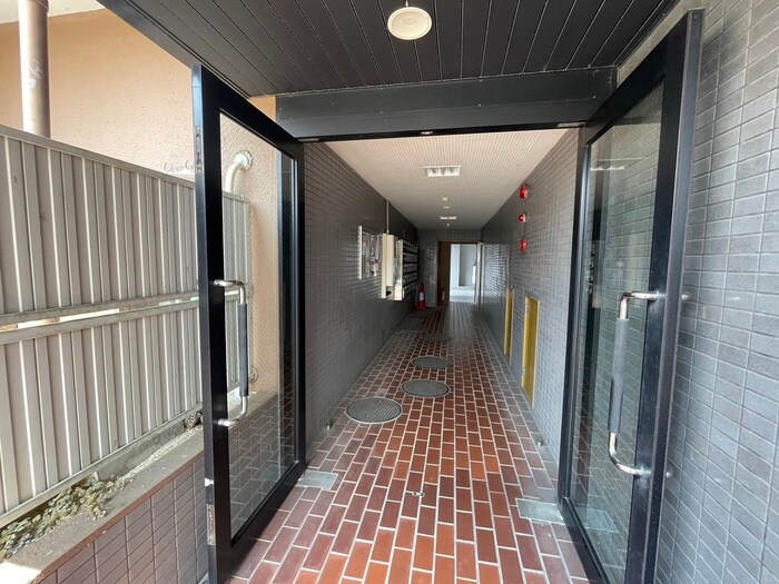 物件外観写真5　(エントランス部分)