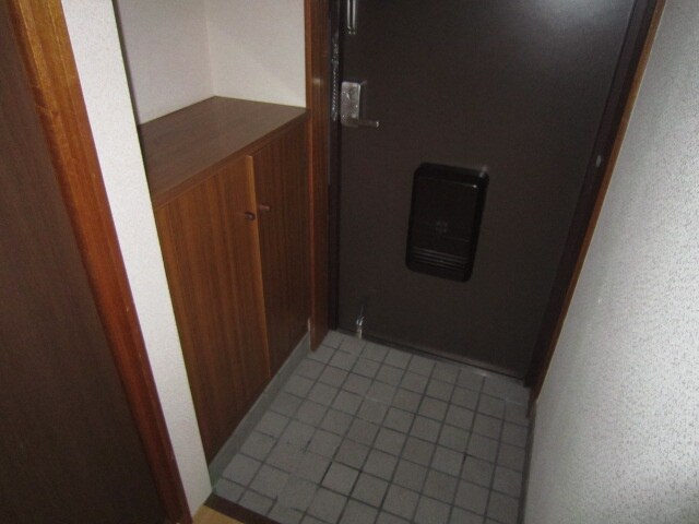 物件内観写真4　(玄関)