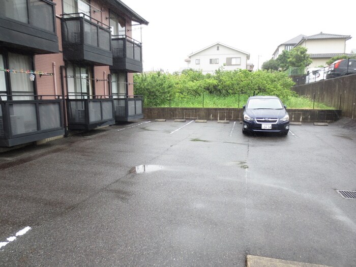 物件外観写真4　(駐車場)