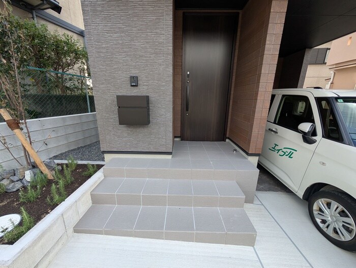 物件外観写真4　(エントランス部分)