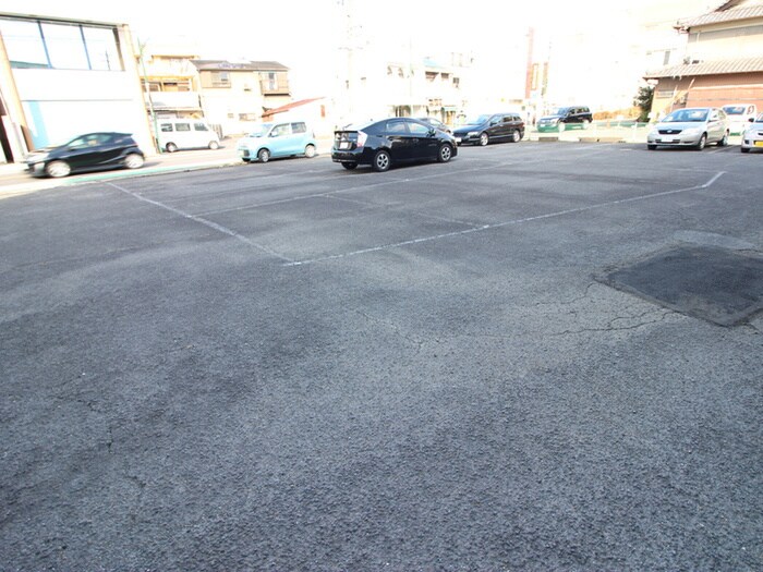 物件外観写真3　(駐車場)