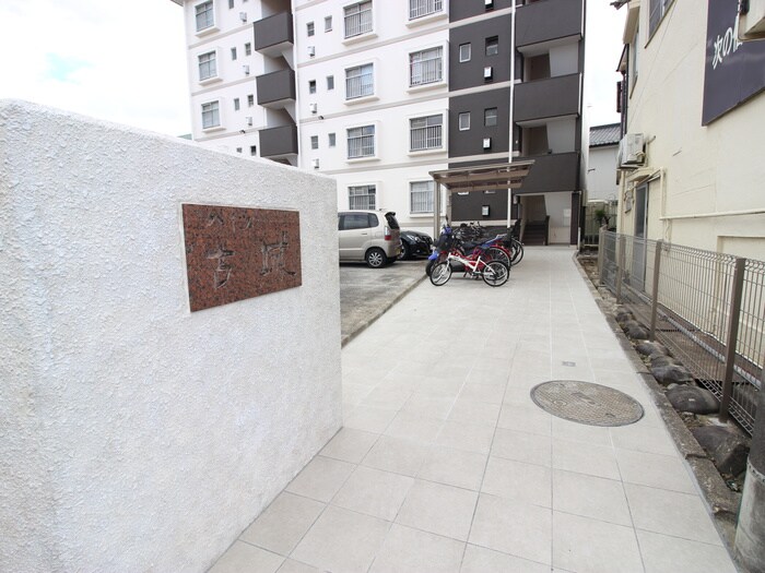 物件外観写真4　(エントランス部分)