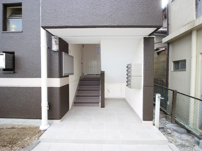 物件外観写真6　(エントランス部分)