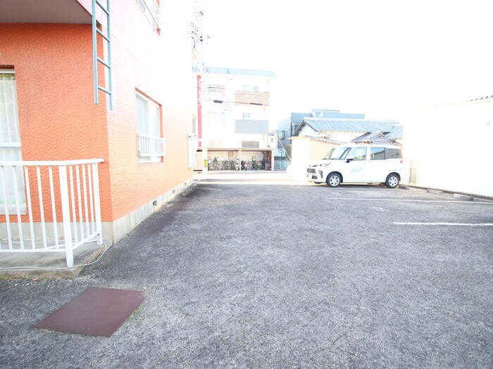物件外観写真5　(駐車場)