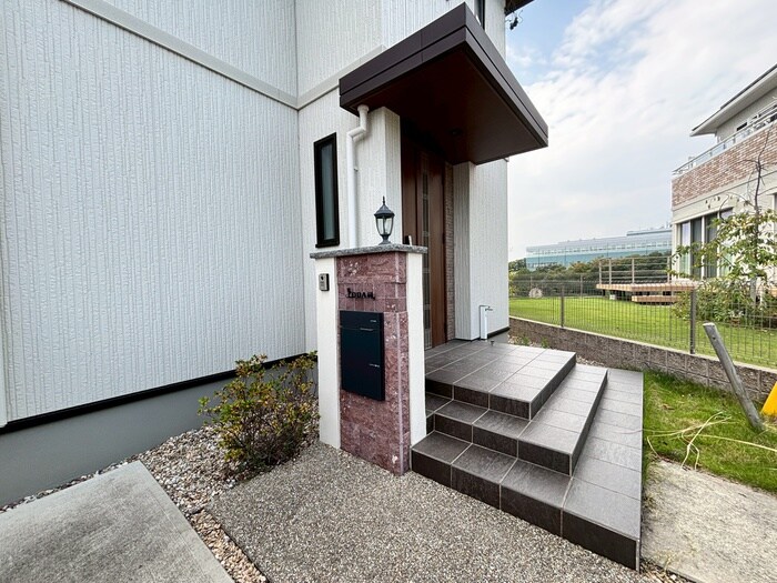 物件外観写真3　(エントランス部分)