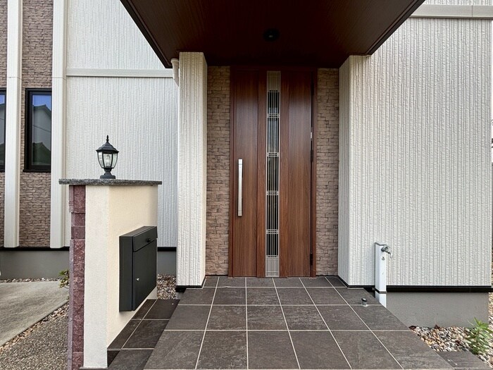 物件外観写真4　(エントランス部分)