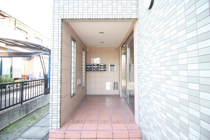 物件外観写真2　(エントランス部分)