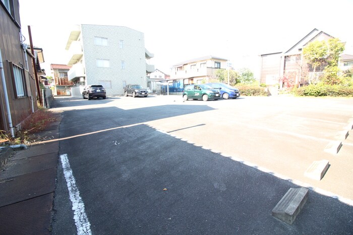 物件外観写真4　(駐車場)