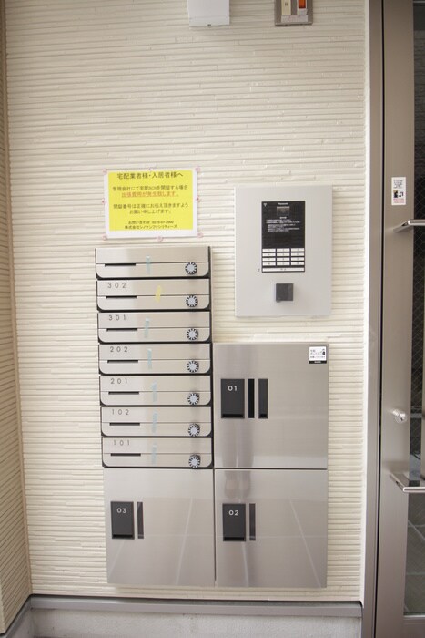 物件外観写真3　(エントランス部分)