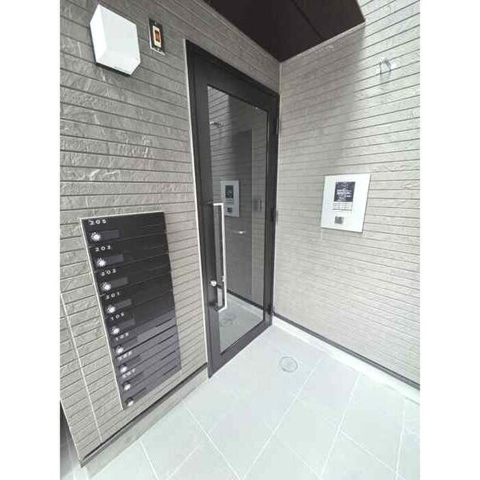 物件外観写真2　(エントランス部分)