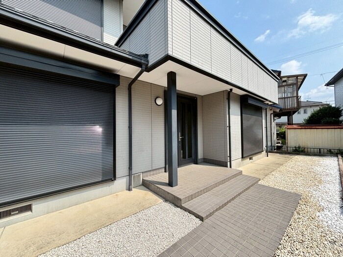 物件外観写真3　(エントランス部分)