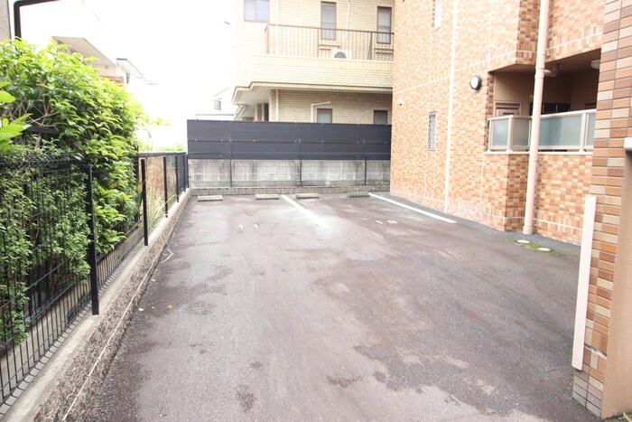 物件外観写真6　(駐車場)