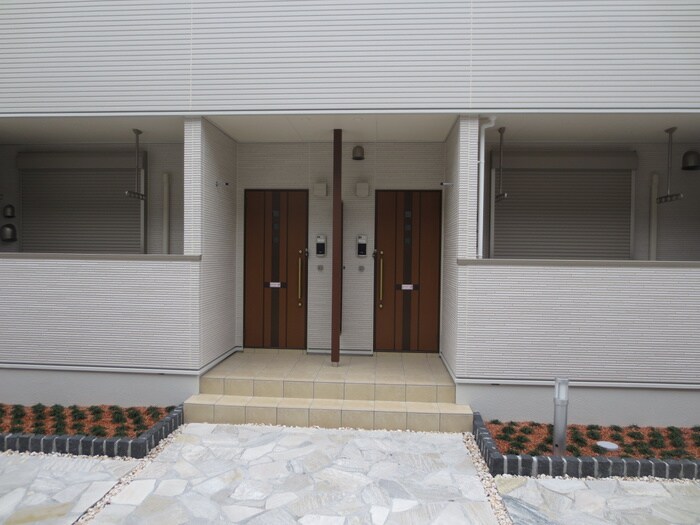 物件外観写真2　(エントランス部分)