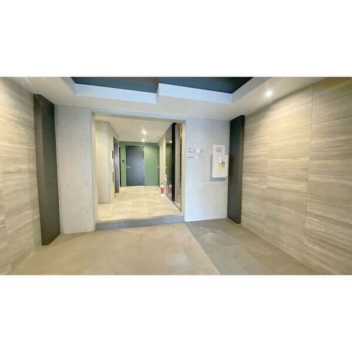 物件外観写真2　(エントランス部分)