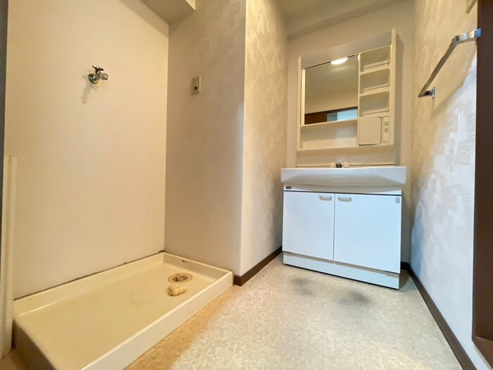 物件内観写真12　(洗濯機置場)