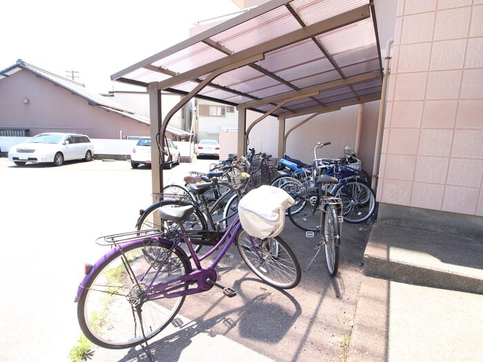物件外観写真4　(駐輪場)