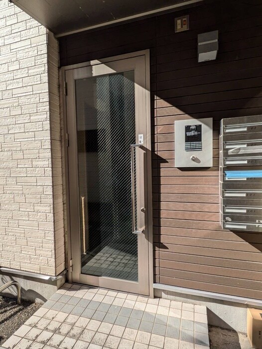 物件外観写真3　(エントランス部分)