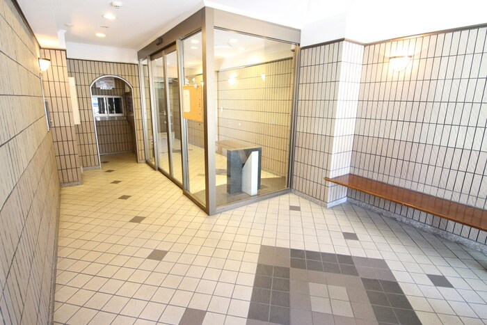 物件外観写真2　(エントランス部分)