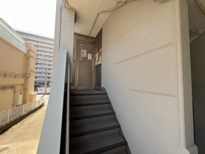 物件外観写真3　(エントランス部分)