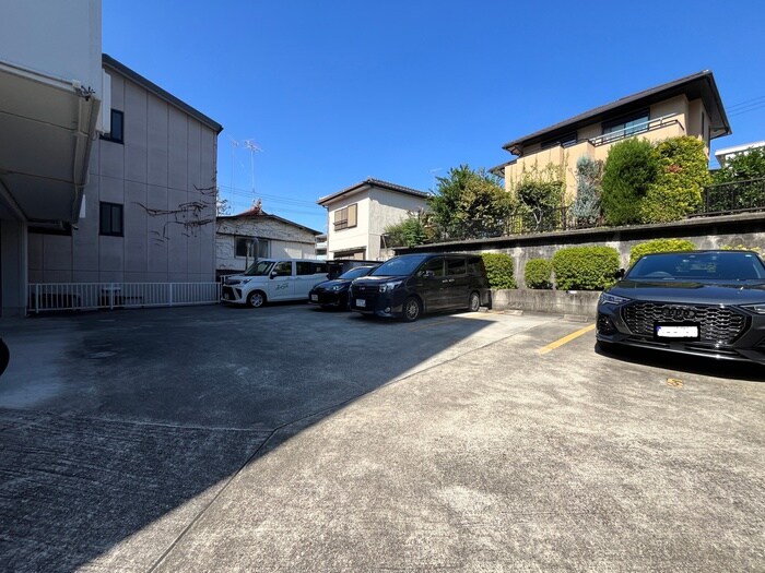 物件外観写真6　(駐車場)