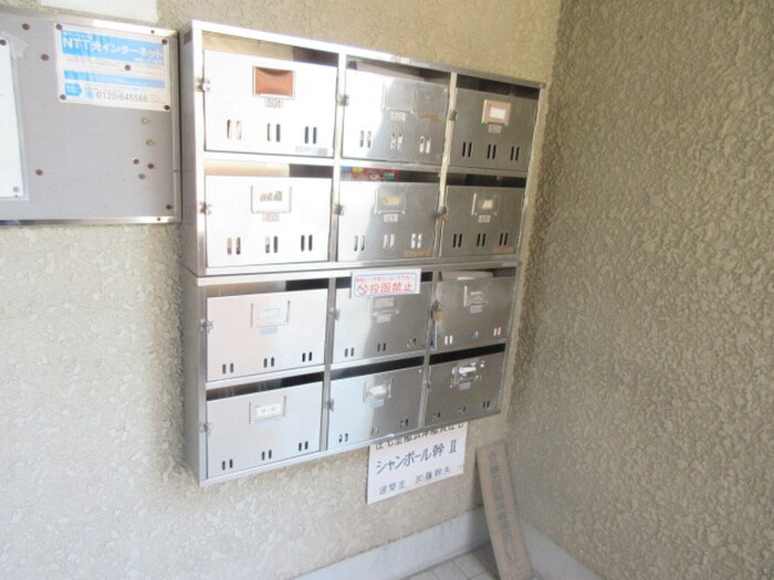 物件外観写真2　(エントランス部分)