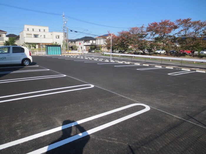 物件外観写真3　(駐車場)