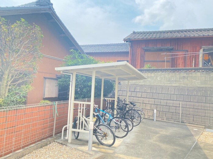 物件外観写真4　(駐輪場)