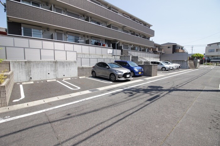 物件外観写真6　(駐車場)