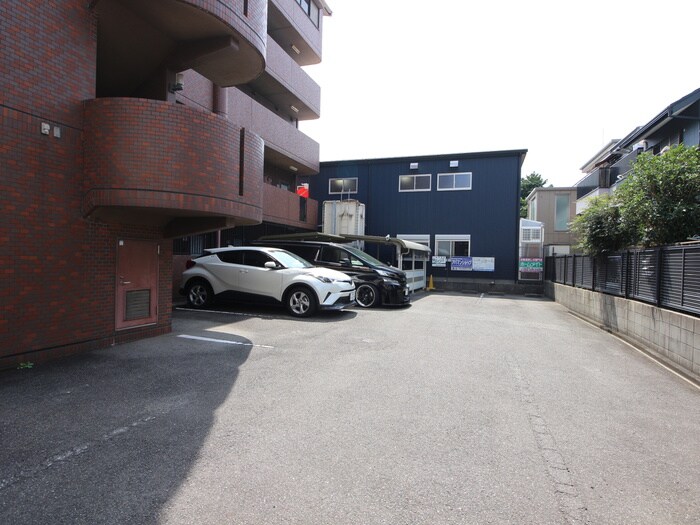 物件外観写真5　(駐車場)