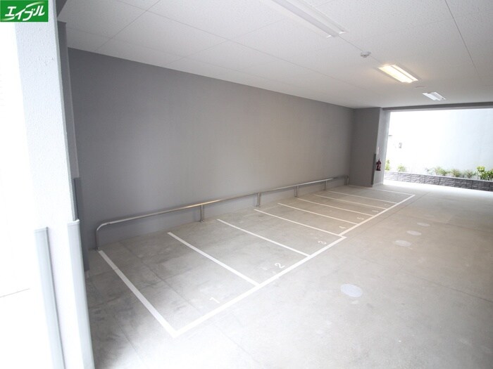 物件外観写真5　(バイク置き場)