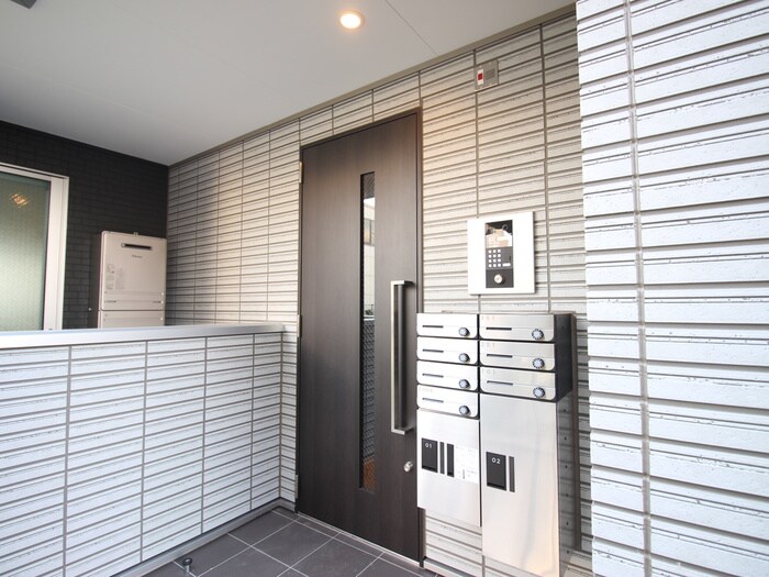 物件外観写真3　(エントランス部分)