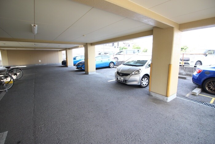 物件外観写真6　(駐車場)