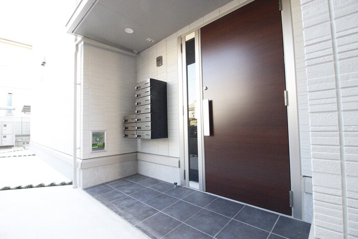 物件外観写真6　(エントランス部分)
