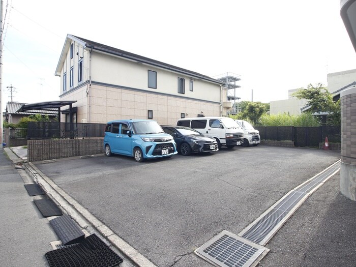 物件外観写真5　(駐車場)