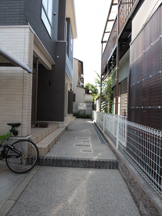 物件外観写真4　(エントランス部分)