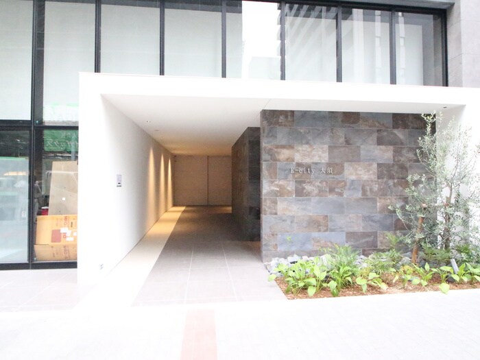 物件外観写真2　(エントランス部分)