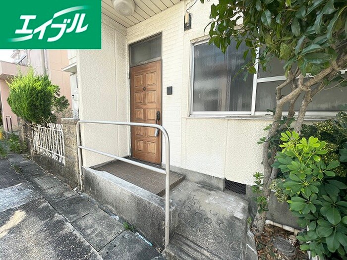 物件外観写真3　(エントランス部分)