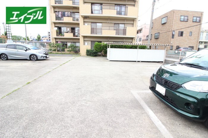 物件外観写真2　(駐車場)