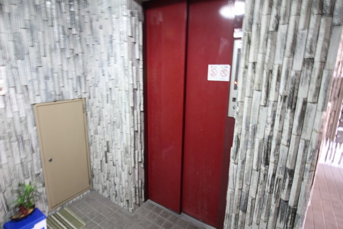 物件外観写真4　(エントランス部分)