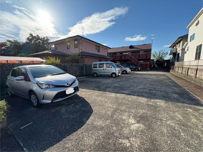 物件外観写真5　(駐車場)