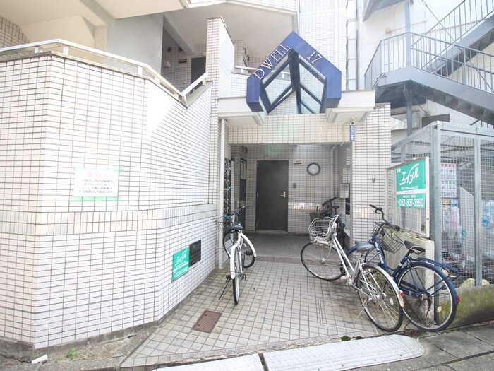 物件外観写真4　(エントランス部分)