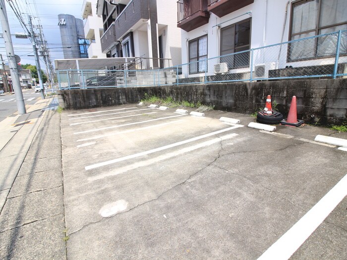 物件外観写真3　(駐車場)
