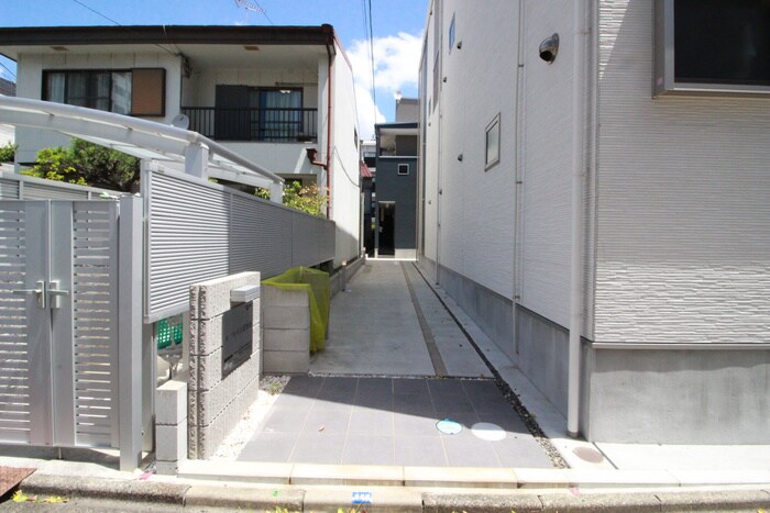 物件外観写真2　(エントランス部分)