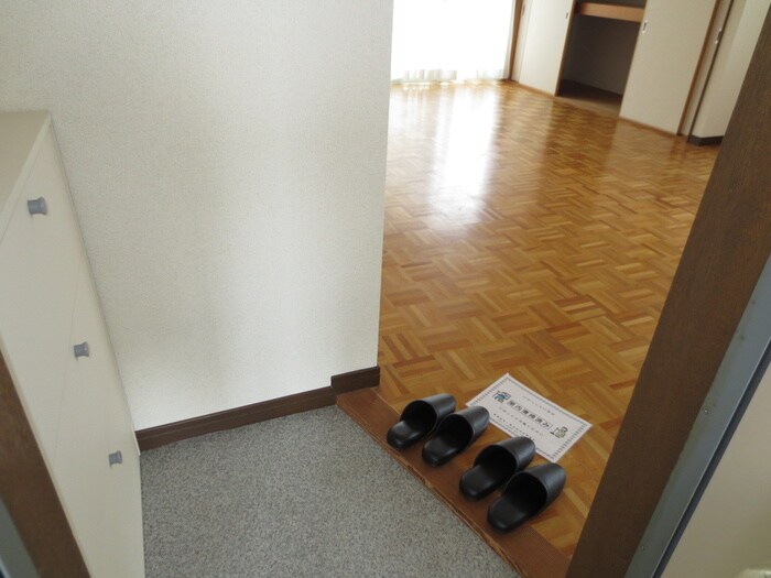 物件内観写真4　(玄関)