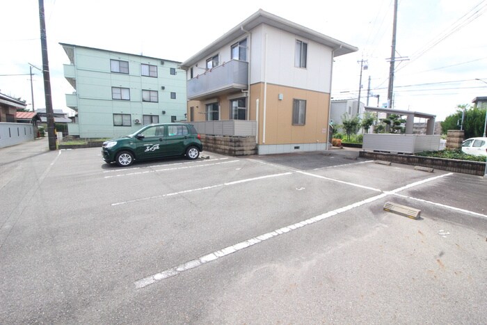 物件外観写真5　(駐車場)