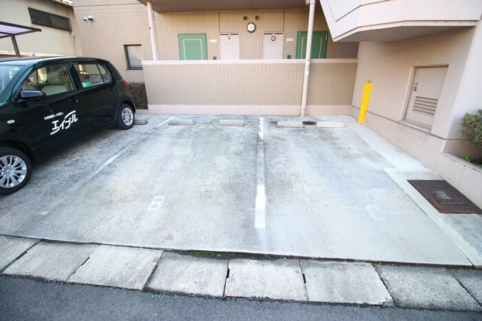 物件外観写真6　(駐車場)