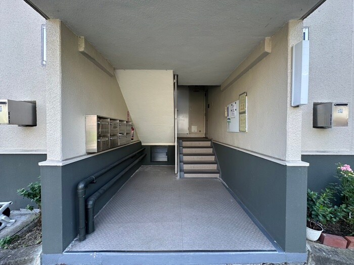 物件外観写真3　(エントランス部分)