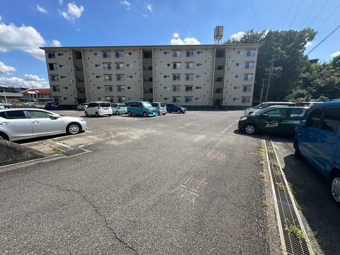 物件外観写真6　(駐車場)