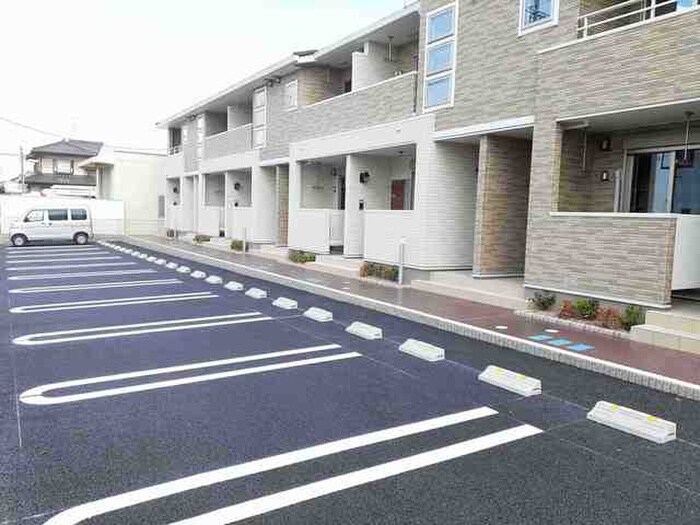 物件外観写真2　(駐車場)