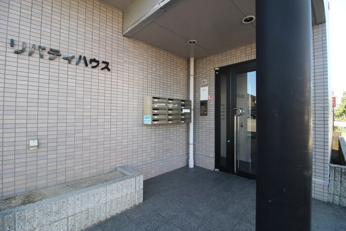 物件外観写真4　(エントランス部分)